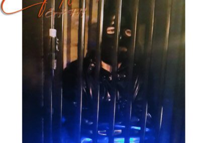 Enfettered corner cage